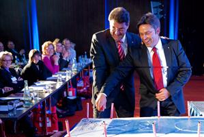 Anschnitt der Jubiläumstorte Q-Pool 100 durch Präsident F Scheelen (rechts) und Vizepräsident W Rosenkranz Anschnitt der Jubiläumstorte Q-Pool 100 durch Präsident F Scheelen (rechts) und Vizepräsident W Rosenkranz