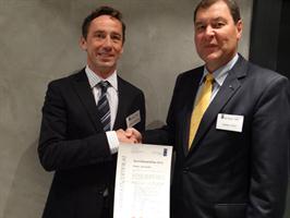 Q-Pool-Präsident Dr. Dieter Hohl überreicht Qualitätszertifikat an Neumitglied Robert Jahrstorfer Q-Pool-Präsident Dr. Dieter Hohl überreicht Qualitätszertifikat an Neumitglied Robert Jahrstorfer