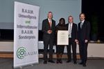 Verleihung des B.A.U.M.- Sonderpreises; v.l.: Prof. Dr. Maximilian Gege, Vorsitzender des B.A.U.M. e.V., Dr. Auma Obama, Dieter Brübach, Martin Oldeland (beide: Vorstandsmitglieder des B.A.U.M. e.V.) (Foto: © B.A.U.M. e.V./Rainer Kant) baum-sonderpreis_1.jpg