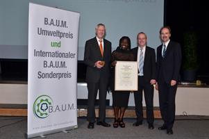 Verleihung des B.A.U.M.- Sonderpreises; v.l.: Prof. Dr. Maximilian Gege, Vorsitzender des B.A.U.M. e.V., Dr. Auma Obama, Dieter Brübach, Martin Oldeland (beide: Vorstandsmitglieder des B.A.U.M. e.V.) (Foto: © B.A.U.M. e.V./Rainer Kant) Verleihung des B.A.U.M.- Sonderpreises; v.l.: Prof. Dr. Maximilian Gege, Vorsitzender des B.A.U.M. e.V., Dr. Auma Obama, Dieter Brübach, Martin Oldeland (beide: Vorstandsmitglieder des B.A.U.M. e.V.) (Foto: © B.A.U.M. e.V./Rainer Kant)