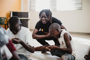 dr-auma-obama-mit-kindern-skf-kenia-c-by-dario-suppan-photography dr-auma-obama-mit-kindern-skf-kenia-c-by-dario-suppan-photography