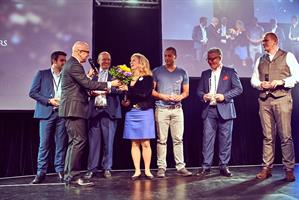 Die Referenten des SALESLEADERS-Forum 2016 (v.r.: Martin Limbeck, Stephan Heinrich, Steve Kröger, Renée Moore, Prof. Dr. Jörg Knoblauch, Andreas Buhr. Ganz links im Bild Arian Steinkopf stellvertretend für Boris Grundl.) Foto: Philip Reichwein Die Referenten des SALESLEADERS-Forum 2016 (v.r.: Martin Limbeck, Stephan Heinrich, Steve Kröger, Renée Moore, Prof. Dr. Jörg Knoblauch, Andreas Buhr. Ganz links im Bild Arian Steinkopf stellvertretend für Boris Grundl.) Foto: Philip Reichwein