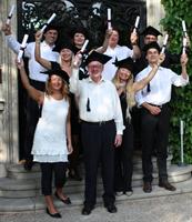 Die ersten acht Absolventen und Susanne Kleinhenz Die ersten acht Absolventen und Susanne Kleinhenz