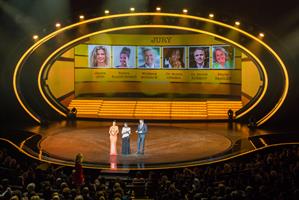 Dr. Auma Obama, Vorstandsvorsitzende der Sauti Kuu Foundation und Initiatorin des Act Now Jugend Awards mit den Moderatoren Christine Henning und Alexander Mazza Mazza bei der Vorstellung der Jury des Act Now Jugend Awards. Foto: © Sinisa Nezic Dr. Auma Obama, Vorstandsvorsitzende der Sauti Kuu Foundation und Initiatorin des Act Now Jugend Awards mit den Moderatoren Christine Henning und Alexander Mazza Mazza bei der Vorstellung der Jury des Act Now Jugend Awards. Foto: © Sinisa Nezic