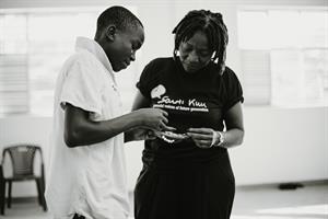 sw-dr-auma-obama-mit-kindern-skf-kenia-c-by-dario-suppan-photography sw-dr-auma-obama-mit-kindern-skf-kenia-c-by-dario-suppan-photography